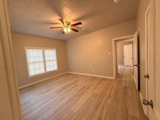 Building Photo - 603 College St