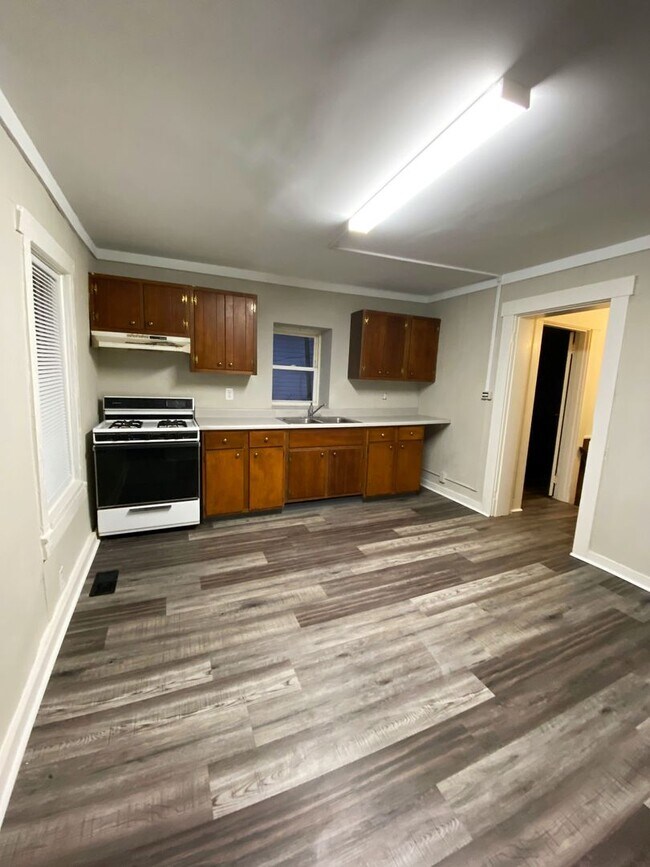 Building Photo - Cat Friendly 1 Bedroom Apartment with Move In Special!