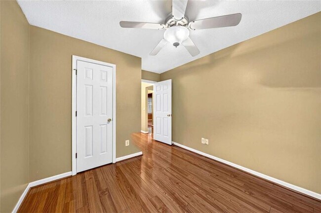 Building Photo - 744 W Vincent Dr