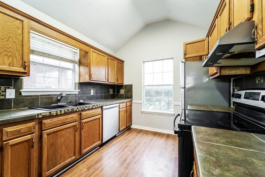 Building Photo - 2032 Red Oak Dr
