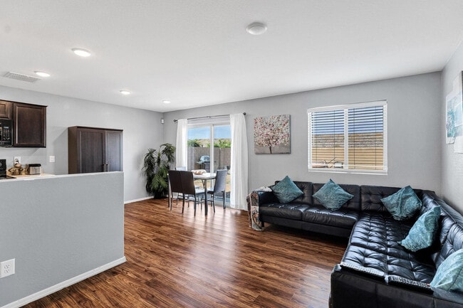 Building Photo - 30517 N Oak Dr