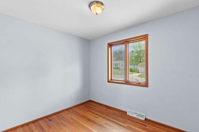Building Photo - 515 Topaz Ave