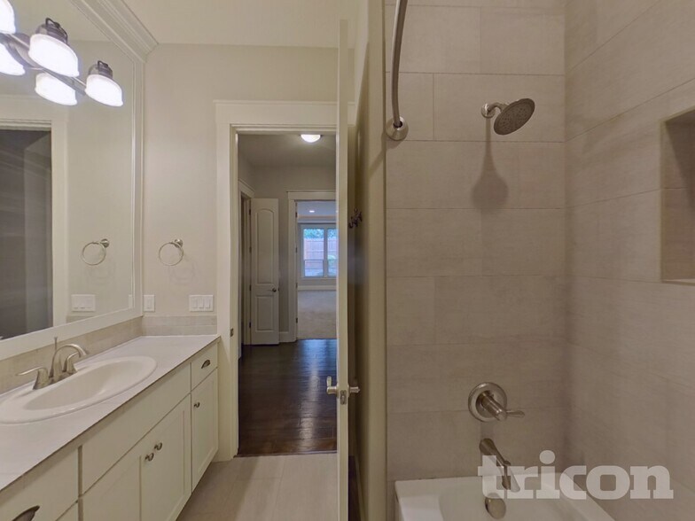 Building Photo - 2604 NE 175th St