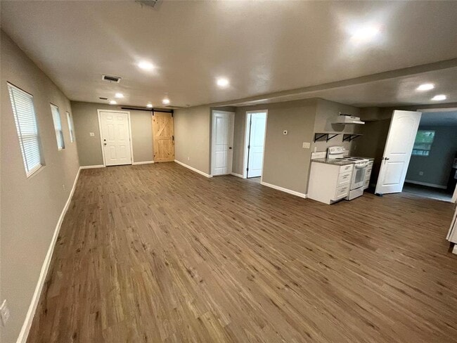 Building Photo - 723 Pecan Ln