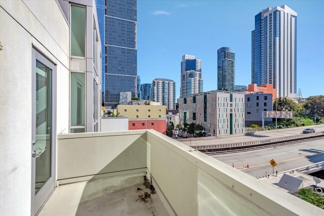 Building Photo - 69 Clementina St