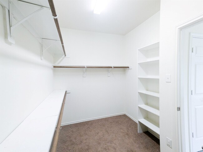 Building Photo - 6223 Summerfield Glade Ln