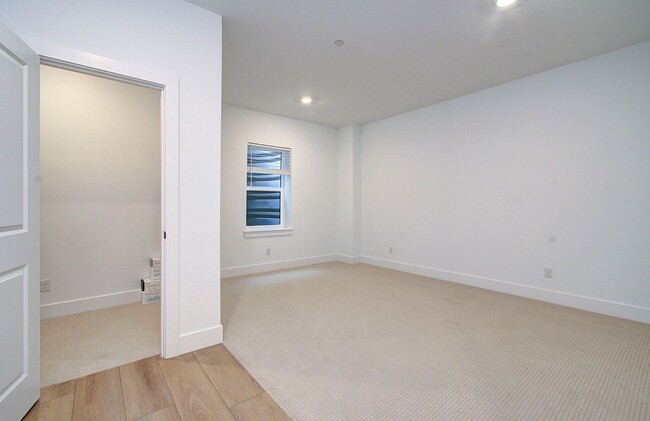 Building Photo - Luxury Upgraded Executive Townhome | 4 Bed | 3 Bath in Prime Camas School District