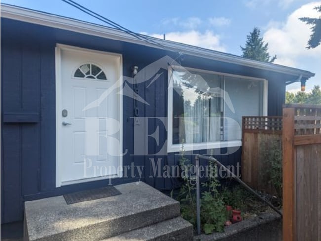 Building Photo - Cute and Cozy, Centrally Located Triplex with Yard