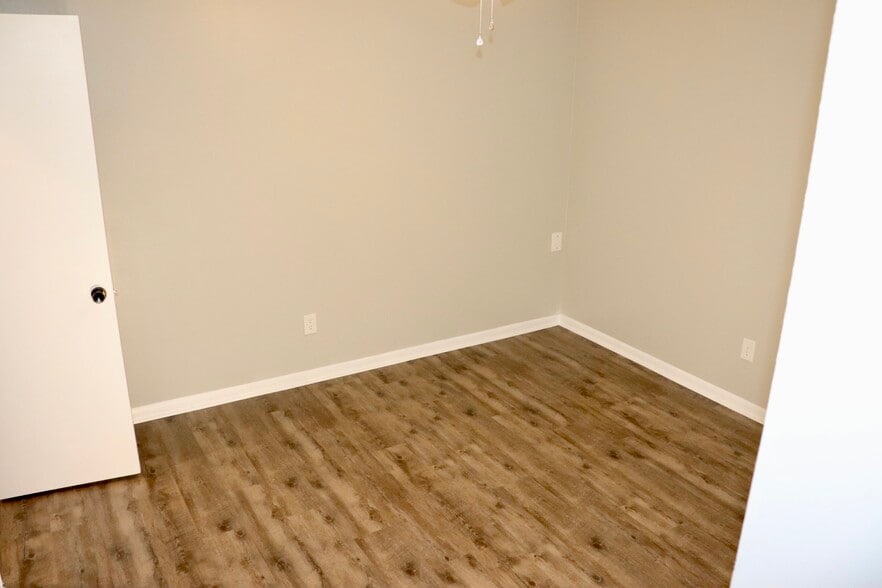 Building Photo - 300 Apache Dr