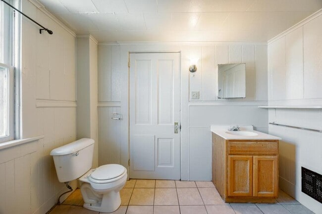 Building Photo - 313 Cherry St