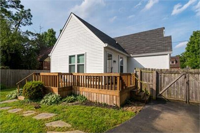 Building Photo - CHARMING HOME IN ST MATTHEWS FOR RENT