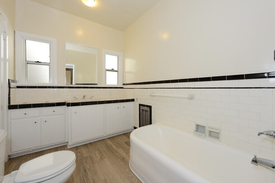 Building Photo - 331 S Reeves Dr