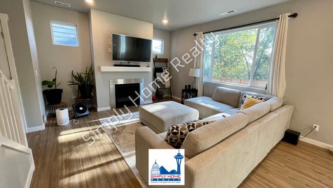 Building Photo - Step into the luxurious comfort of your dream home!