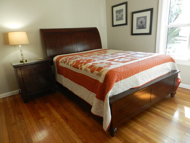 Building Photo - 221 15th Ave N