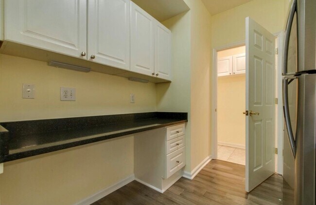 Building Photo - 2025 Woodmont Blvd