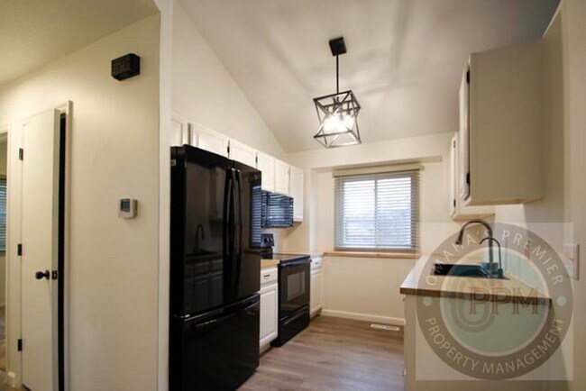 Building Photo - Spacious 4-bedroom, 3-bath home in Omaha