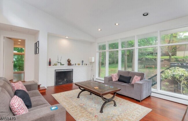 Building Photo - 27 Great Hills Terrace