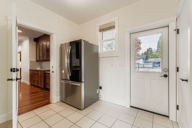 Building Photo - Stunning 5bed/5bath + Office in Prime Kirk...