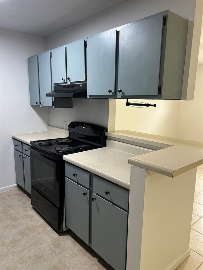 Building Photo - 1301 Greenlawn Pkwy