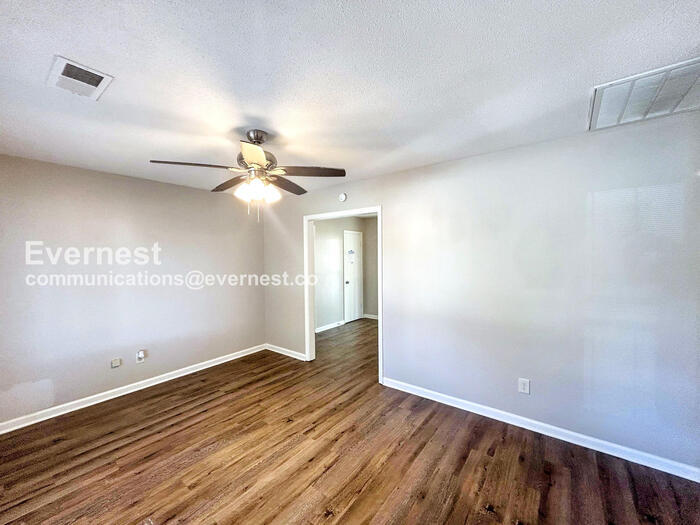 Building Photo - 1582 Custer Dr