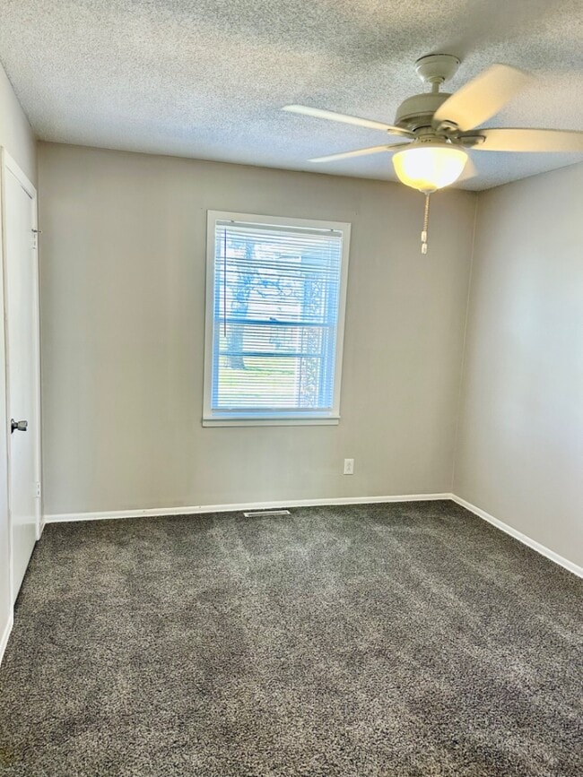 Building Photo - 825 David Ln