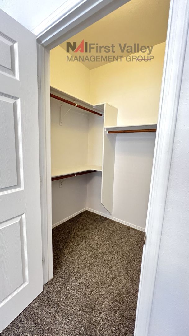 Building Photo - 1 Bedroom, 1 Bath with a Single Car Garage
