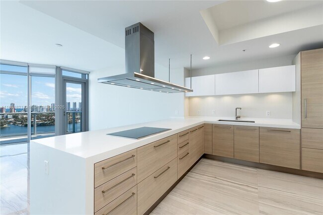 Building Photo - 17111 Biscayne Blvd