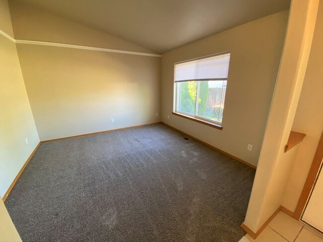 Building Photo - Spacious 3 Bedroom with Office - Fenced Lawn with Lawn Care Provided!