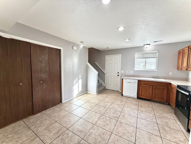 Building Photo - 3 Bedroom Layton Townhome Available Now