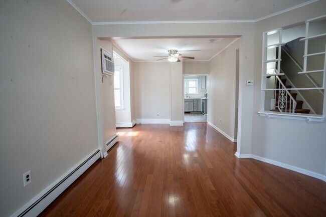 Building Photo - 113 Holmes St