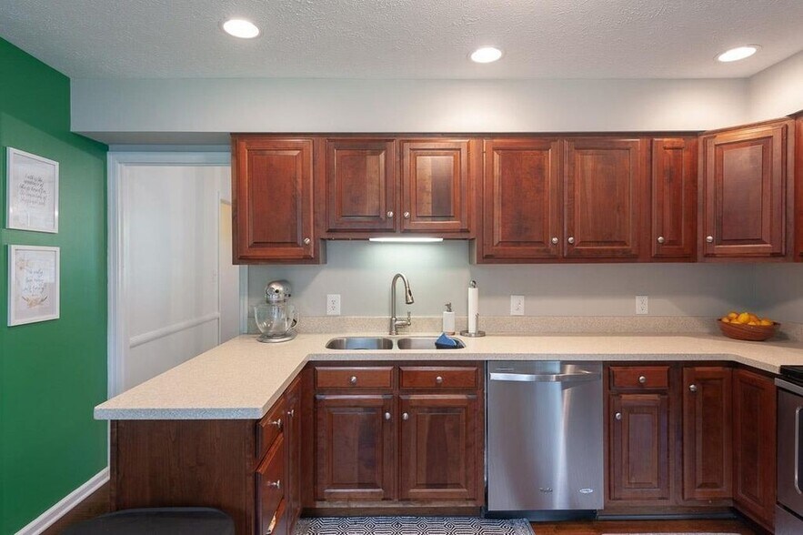 Building Photo - 2212 E Queens Way