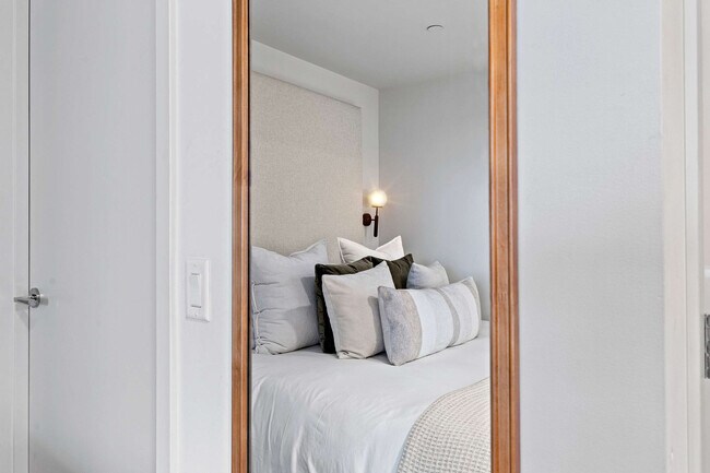 Building Photo - 1049 Seventh Avenue-SI FL7-ID1228264P