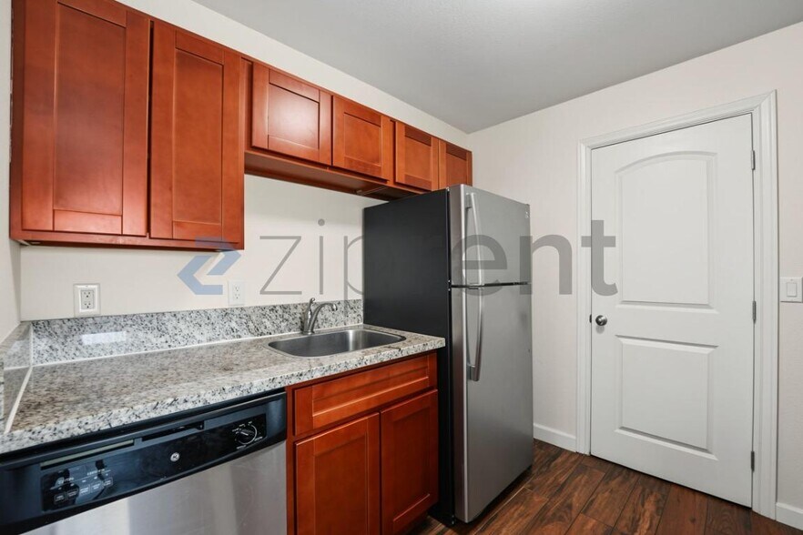 Building Photo - Unit B205