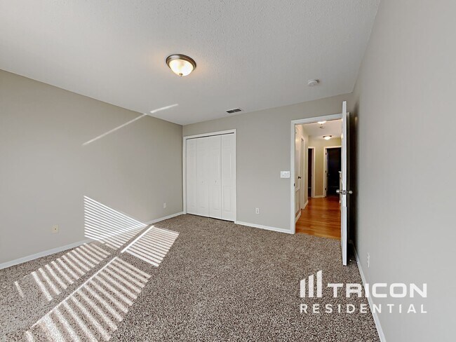 Building Photo - 1360 Holly Glen Run