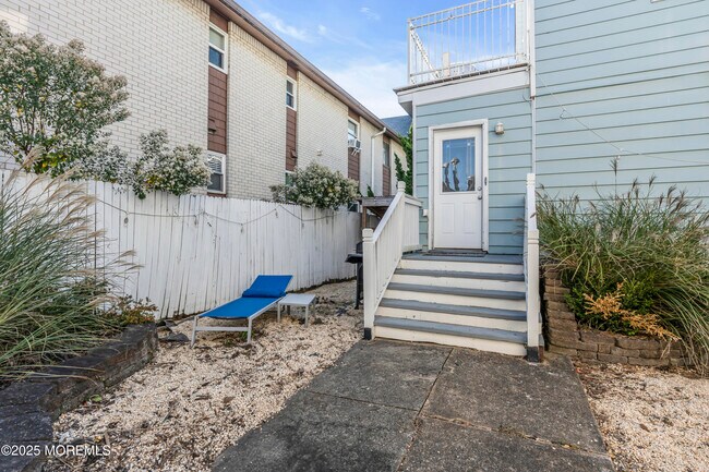 Building Photo - 6 Center St