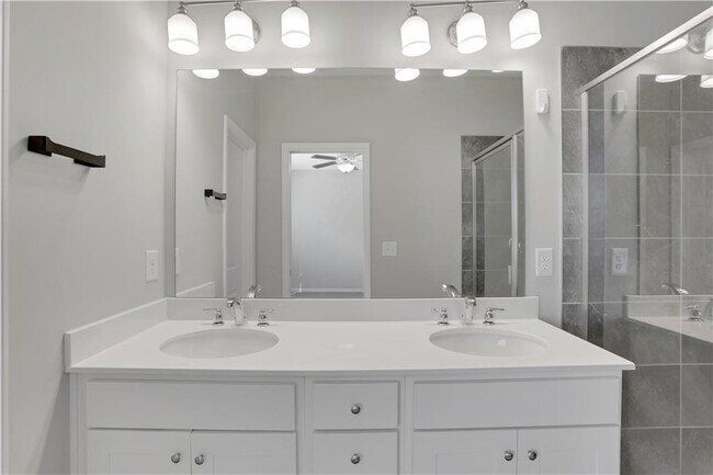 Building Photo - 1954 Sanford Dr