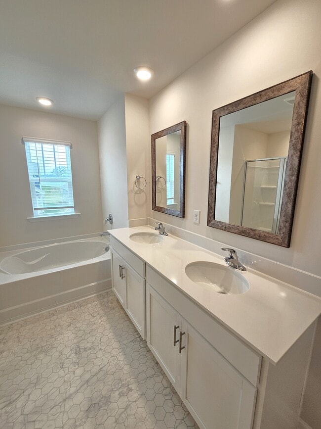 Building Photo - 942 Pineland Dr