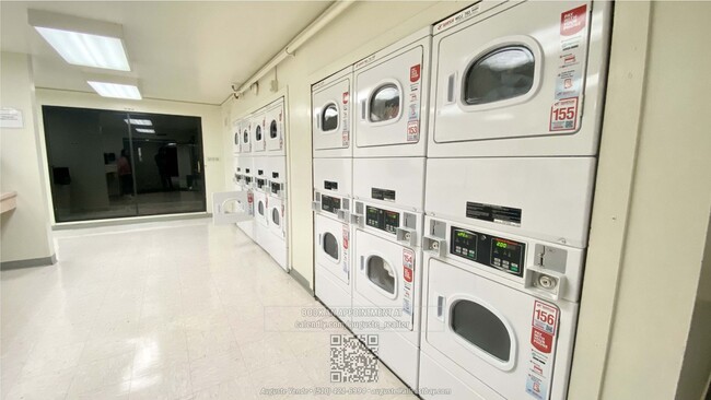Building Photo - Largest 2-Bedroom at Watergate w/ Walk-in ...