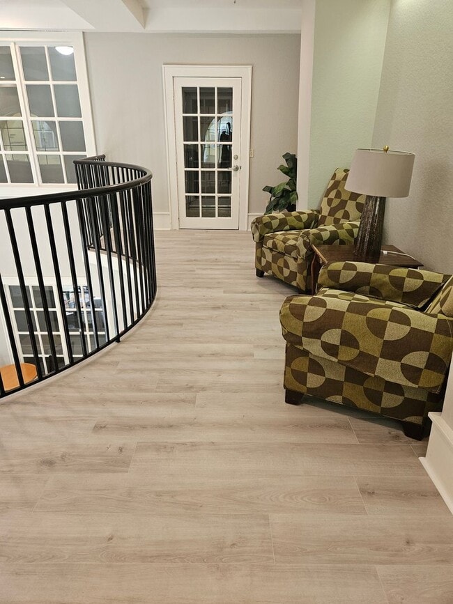 Building Photo - Beautiful large studio, private balcony overlooking pool!