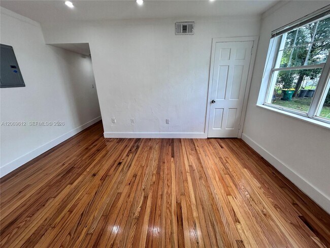 Building Photo - 15 Sidonia Ave