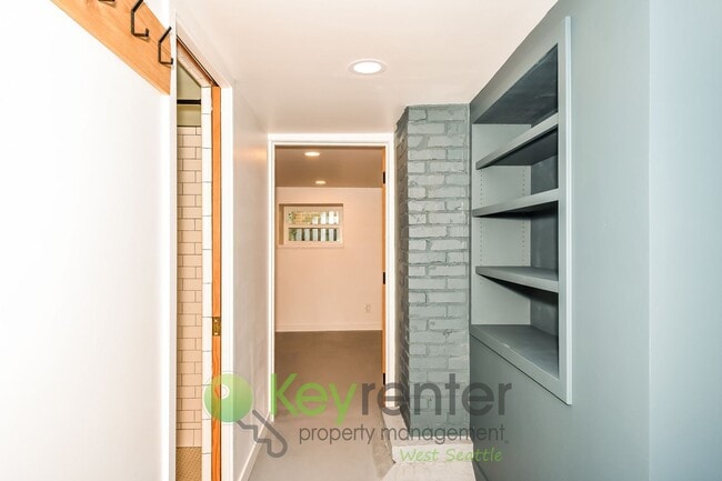 Building Photo - Executive Style 5 Bedroom with Garage and Outdoor Space