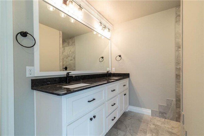 Building Photo - Gorgeous 4 bed 3 bath home in East Edmond-...