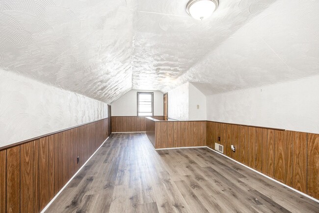 Building Photo - 3 BED 1.5 BATH BEAUTIFUL SINGLE FAMILY HOM...