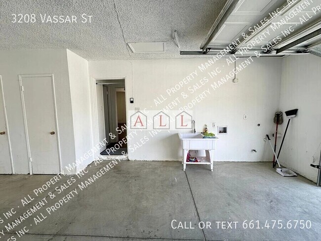 Building Photo - 3208 Vassar St