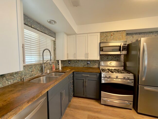 Building Photo - 4504 Moraga Ave