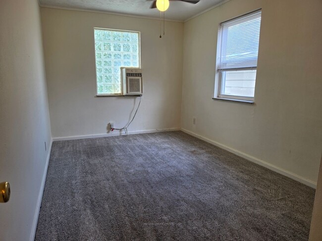 Building Photo - 433 Sandhurst Dr