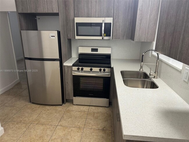 Building Photo - $1,875MONTHLY;2029 PIERCE ST #3 HOLLYWOOD, FL