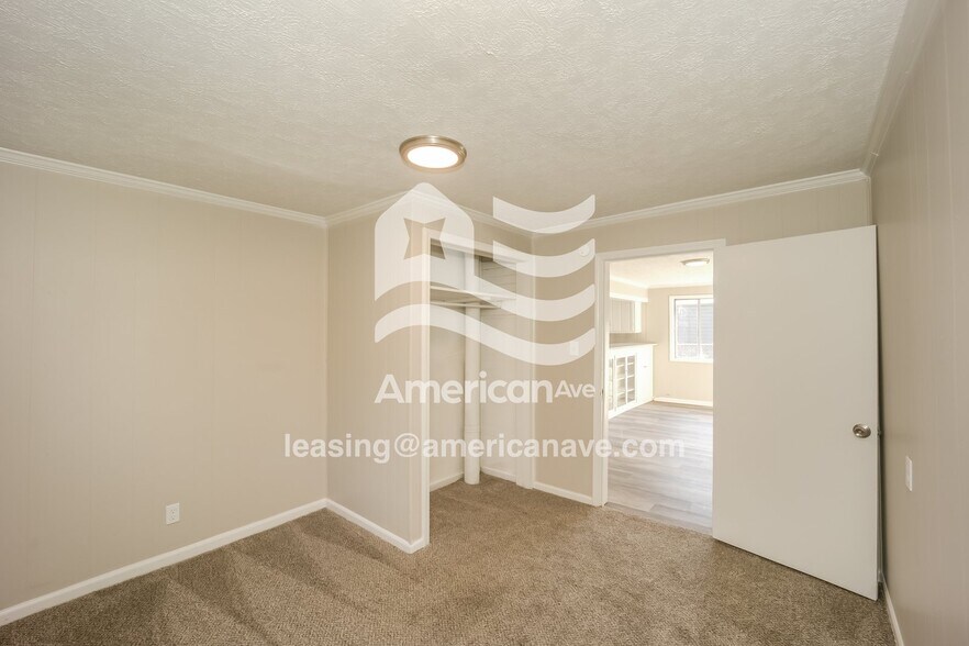 Building Photo - 206 E Crovat St