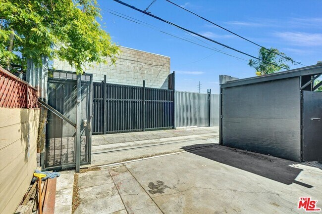 Building Photo - 13110 Pinney St