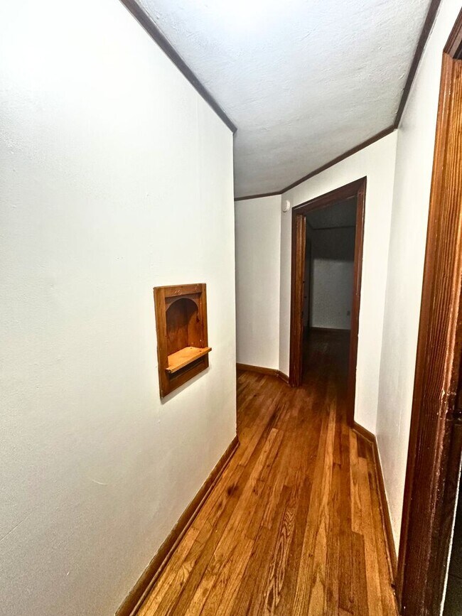 Building Photo - 704 E Thomas St